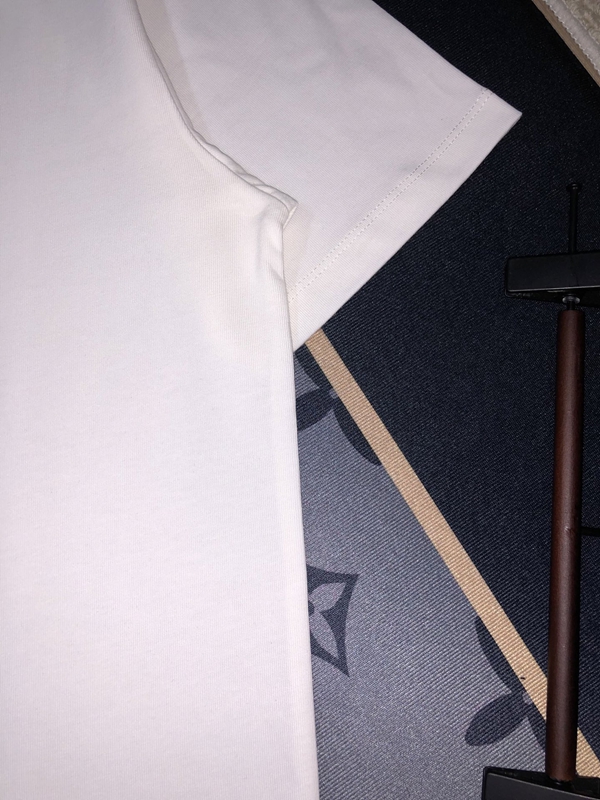 ブランドTシャツ着用イメージ